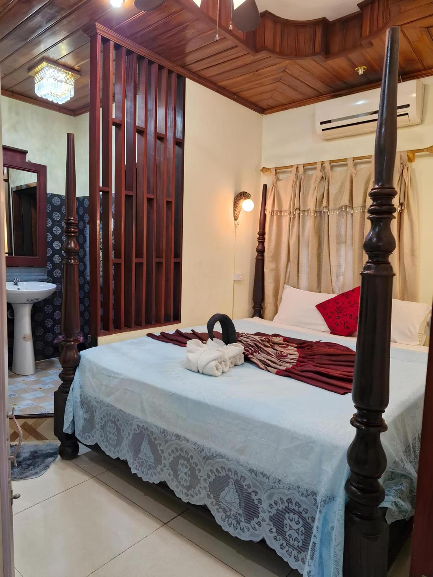 Sakura Wood House Hotell Luang Prabang Exteriör bild
